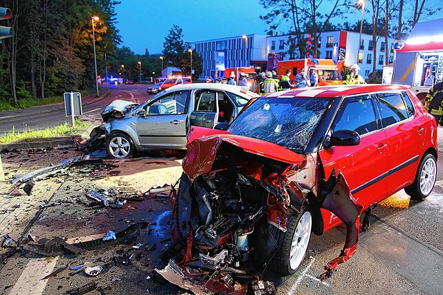So kann es enden: Zerstörte Fahrzeuge nach einem Autorennen in Hagen. Archivfoto