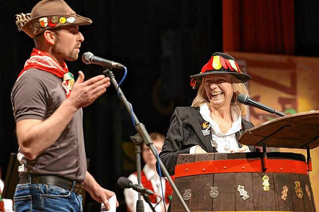 Führten mit viel guter Laune gemeinsam durch das närrische Geplauder: Manuela Hettig und Benni Bromma.