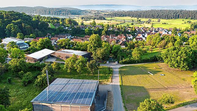 Profitieren in Zeiten von hohen Gaspreisen vom frühzeitigen Umstieg auf erneuerbare Energien: Das Bioenergiedorf Möggingen mit seiner ...