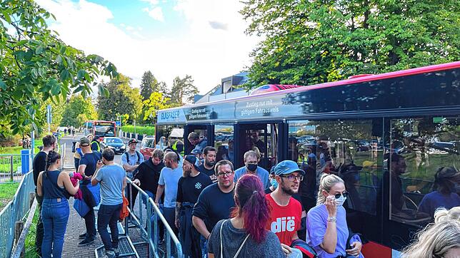Bild 10: Tausende Fans kommen zu den Ärzten ins Bodenseestadion. Hier sind die Bilder des Abends