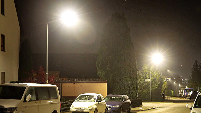 Bis Mitternacht leuchten die Straßenlaternen wie hier im Oktober. Ab Mitternacht bleibt das Licht weiterhin aus.