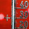 Das Thermometer zeigt derzeit über 30 Grad an (Symbolbild). Gleichzeitig sind die ersten Läden schon auf spätere Jahreszeiten eingestellt.