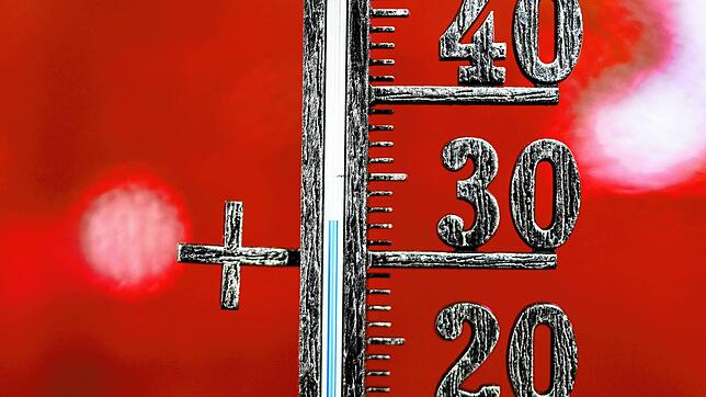 Das Thermometer zeigt derzeit über 30 Grad an (Symbolbild). Gleichzeitig sind die ersten Läden schon auf spätere Jahreszeiten eingestellt.