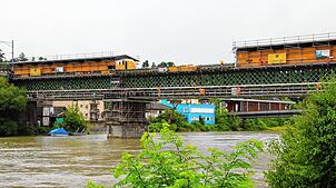 Inzwischen ein gewohnter Anblick: Die Häuschen stehen bereits seit einigen Jahren auf der Eisenbahnbrücke. .
