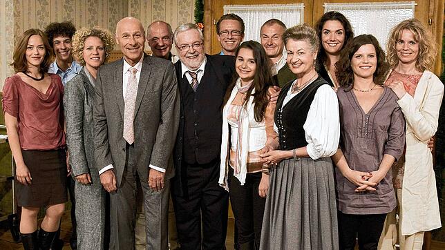 Die Fallers im Familienfoto von links: Sophie (Janina Flieger), Albert (Alessio Hirschkorn), Bea (Christiane Brammer), Franz (Edgar-M. ...