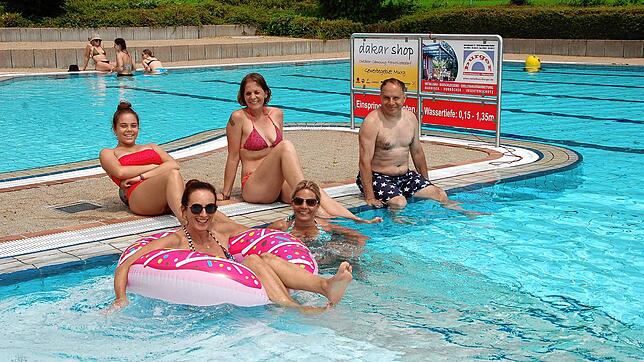 Viele Gäste schätzen, dass das Rheinschwimmbad auch in normale Zeiten nicht so voll ist.