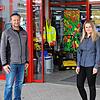 Vanessa Buchbinder und Volker Hirling vor der Verkaufshalle des Großhandels. Die Türen bei Eisen-Pfeiffer sind auch für Privatkunden ...