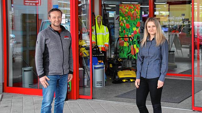 Vanessa Buchbinder und Volker Hirling vor der Verkaufshalle des Großhandels. Die Türen bei Eisen-Pfeiffer sind auch für Privatkunden ...