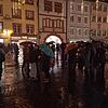 Mit Kerzen und Regenschirmen in der Hand versammelten sich auch am 27. Dezember Menschen in der Waldshuter Kaiserstraße, um gegen die ...