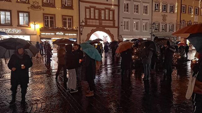 Mit Kerzen und Regenschirmen in der Hand versammelten sich auch am 27. Dezember Menschen in der Waldshuter Kaiserstraße, um gegen die ...