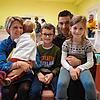 Familie Studinger aus Waldshut hat es sich auf den neuen Sofas bequem gemacht.
