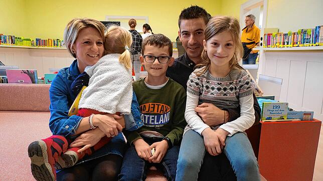 Familie Studinger aus Waldshut hat es sich auf den neuen Sofas bequem gemacht.