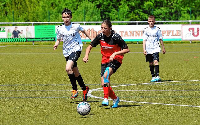Obwohl der SSC (in rotem Trikot) schon 3:0 führte, drangen die unersättlichen Donaueschinger Akteure auf das vierte Tor.