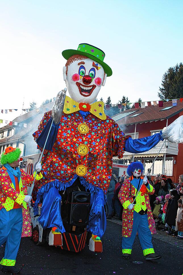 Der Narrehufe Rickenbach präsentierte sich beim Umzug in Herrischried mit einer Riesenfigur und dem Hotzenwaldexpress.
