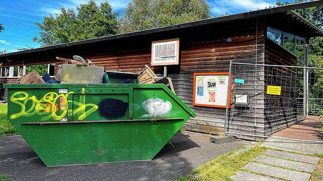 Die Aufräumarbeiten im Juno haben begonnen. In der Nacht auf 30. Juli hat ein Feuer im Jugendtreff erhebliche Schäden verursacht.