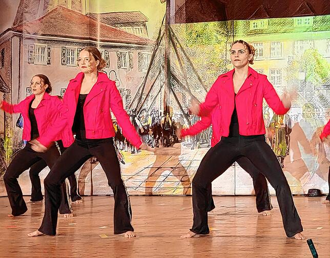 Die Randinis mit ihrem ausdrucksstarken Tanz zu den Klängen des King of Pop, Michael Jackson, aus der Eichendorffhalle eine Disco der ...