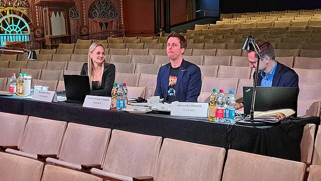 Rauchende Köpfe bei der Fachjury (von links): Choreografin Katharina Merk, Intendant Jochen Frank Schmidt und Produzent Alexander Dieterle.