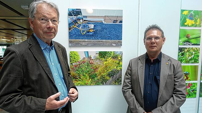 Der Fotograf Martin Schulte-Kellinghaus aus Lörrach (links) mit Patrick Pauli, Abteilungsleiter Stadtgrün und Umwelt der Stadtverwaltung ...
