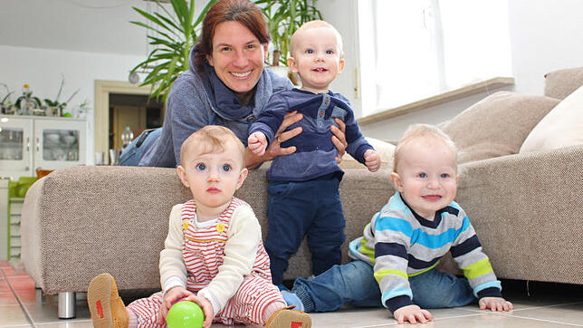 Hebamme Frederike Bohl und die ersten drei Radolfzeller Babys, die per Hausgeburt nach der Schließung der Geburtenstation im April und ...
