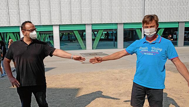 Abstand und Maske: Der Konrektor der Überlinger Realschule, Sascha Ziegelbauer (links), und Sportlehrer Peter Gering.