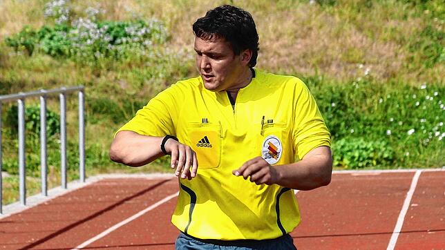 Verbandsschiedsrichter-Obmann Ralf Brombacher hofft, dass im Fußball bald wieder Normalität einkehrt. Bild: Scheibengruber