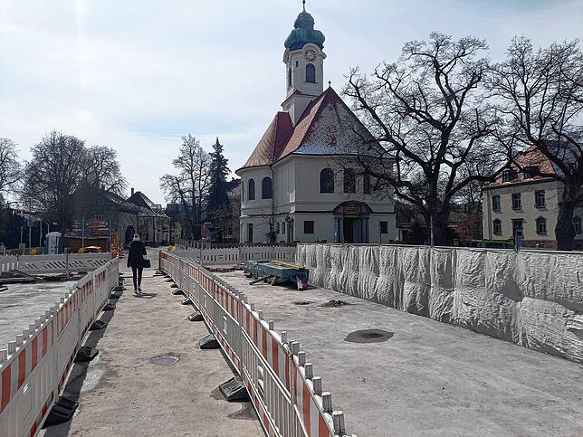 Blick auf den Fußgänger-Laufsteg über die Brückenbaustelle in Richtung Irmapark.