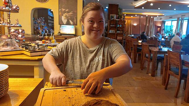 Julia Wendl schneidet Brot.