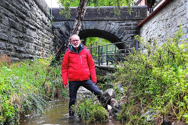 Stadtplaner und Stadtrat Herbert Dreiseitl am Nellenbach. Der Bodensee-Zulauf trat beim Starkregen Anfang September über die Ufer.