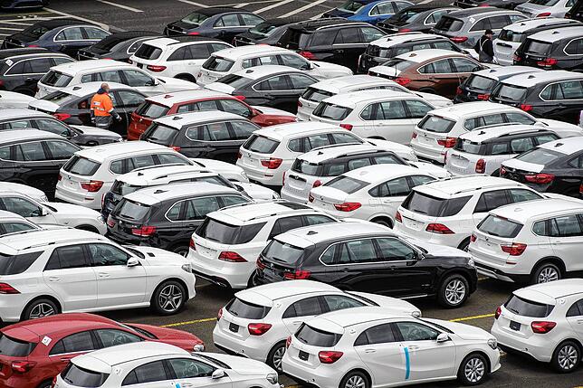 Neuwagen von Mercedes-Benz und BMW stehen auf dem Verladeterminal. Die deutschen Autobauer sind in schwerem Fahrwasser. Der Absatz stockt.