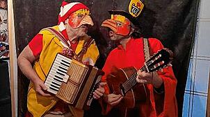 Die erste grenzüberschreitende Schnitzelbank aus Laufenburg besteht aus Raimund Huber (links) und Gbariel Kramer.