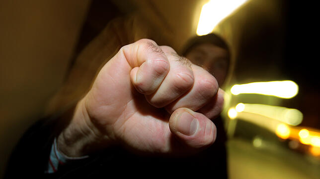 Wegen Körperverletzung in drei Fällen muss sich ein 52-Jähriger derzeit vor Gericht behaupten. (Symbolbild)