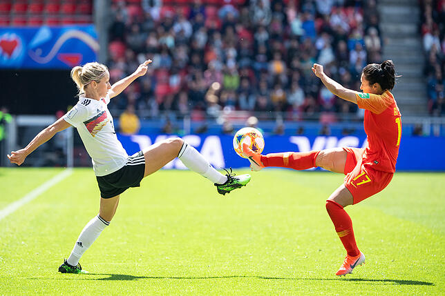 Deutschlands Kathrin Hendrich (l) im Zweikampf mit Chinas Yasha Gu.