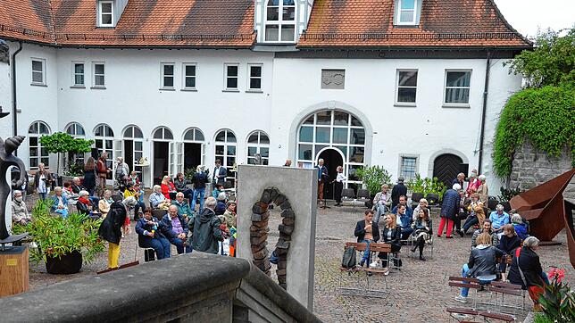Locker bestuhlt war die jüngste Vernissage, zu der Stadt und Kunstverein eingeladen haben.
