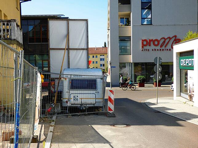 Die baustellenbedingte Verkehrssituation in Blickrichtung Hauptstraße.