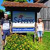 Albert Scherer freut sich, dass Jasmin Rüb aus Schwäbisch-Gmünd mit vier Gruppen auf seinen Ferienhof gekommen ist und dass aktuell alle ...