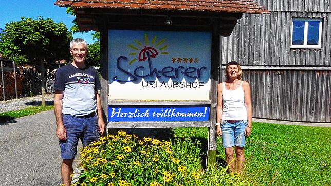Albert Scherer freut sich, dass Jasmin Rüb aus Schwäbisch-Gmünd mit vier Gruppen auf seinen Ferienhof gekommen ist und dass aktuell alle ...