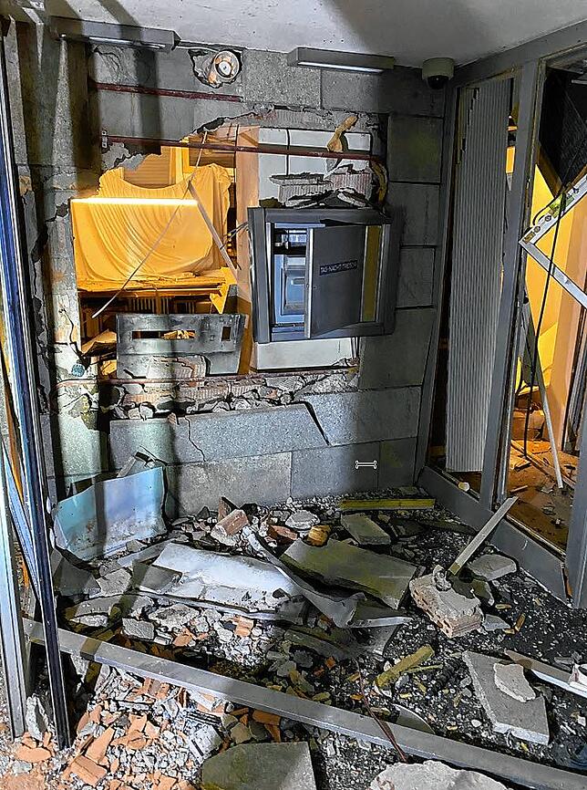 Komplett zerstört: Der gesprengte Bankautomat in Küttigen.