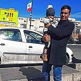 Khodadad Ataiy mit seinem Sohn Amirali in einem Außenbezirk von Teheran.