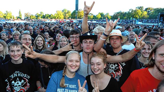 Bild 12: Die Toten Hosen rocken das Konstanzer Bodenseestadion. Hier sind die schönsten Bilder des Abends