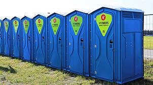 Einige mobile Toiletten sind am Rande der Zeltplätze aufgestellt.