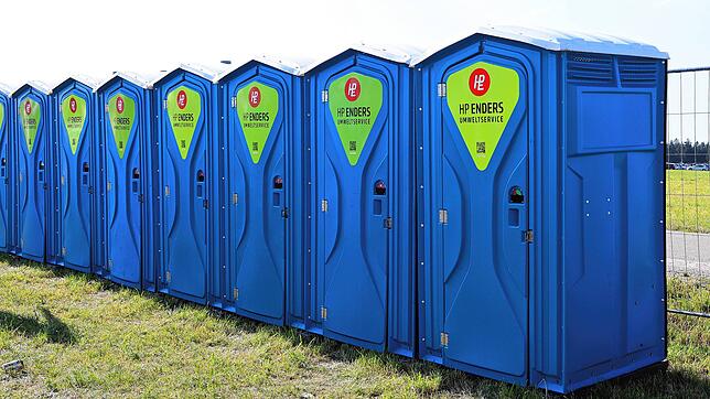 Einige mobile Toiletten sind am Rande der Zeltplätze aufgestellt.