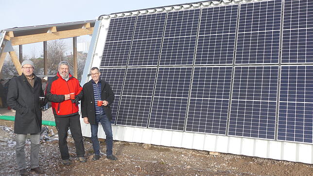 Das jüngste Projekt von Solarcomplex, die Solargarage in der Bahnhofstraße, ist offiziell in Betrieb. Über die Fertigstellung freuen ...