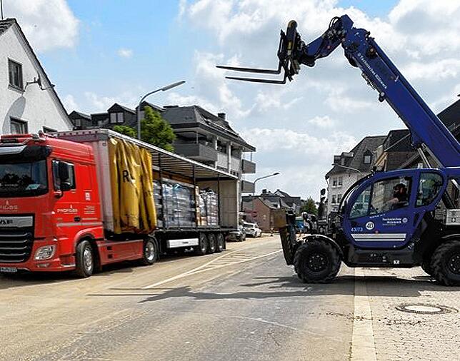 Der Lastwagen mit den Hilfsgütern aus Lippertsreute wird in Obendorf vom Technischen Hilfswerk abgeladen.