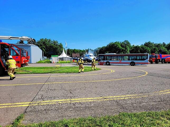 Bild 3: Passagierbus rammt Flugzeug: Einsatzkräfte trainieren am Flughafen den Ernstfall