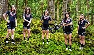 Flottes Quintett: Im international besetzten Ghost Factory Racing Team mit (von links) der Dänin Caroline Bohé, der Niederländerin Anne ...