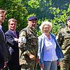 Ein Ausbilder erklärt Bundesverteidigungsministerin Christine Lamprecht das Übungsszenario, rechts im Bild Oberstleutnant Kevin ...