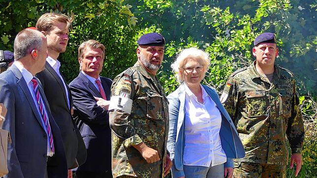 Ein Ausbilder erklärt Bundesverteidigungsministerin Christine Lamprecht das Übungsszenario, rechts im Bild Oberstleutnant Kevin ...