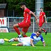 Da wurde noch Fußball gespielt in Pfullendorf. Hier versucht der Radolfzeller Daniel Wehrle (am Boden) den SCP-Spieler Andreas Romeo ...