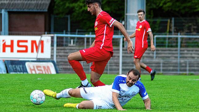 Da wurde noch Fußball gespielt in Pfullendorf. Hier versucht der Radolfzeller Daniel Wehrle (am Boden) den SCP-Spieler Andreas Romeo ...