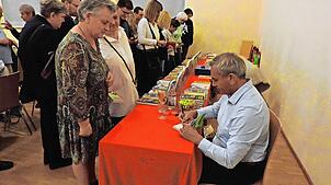 Wladimir Kaminer beim Signieren seiner Werke in Vöhrenbach. Foto: Paskal